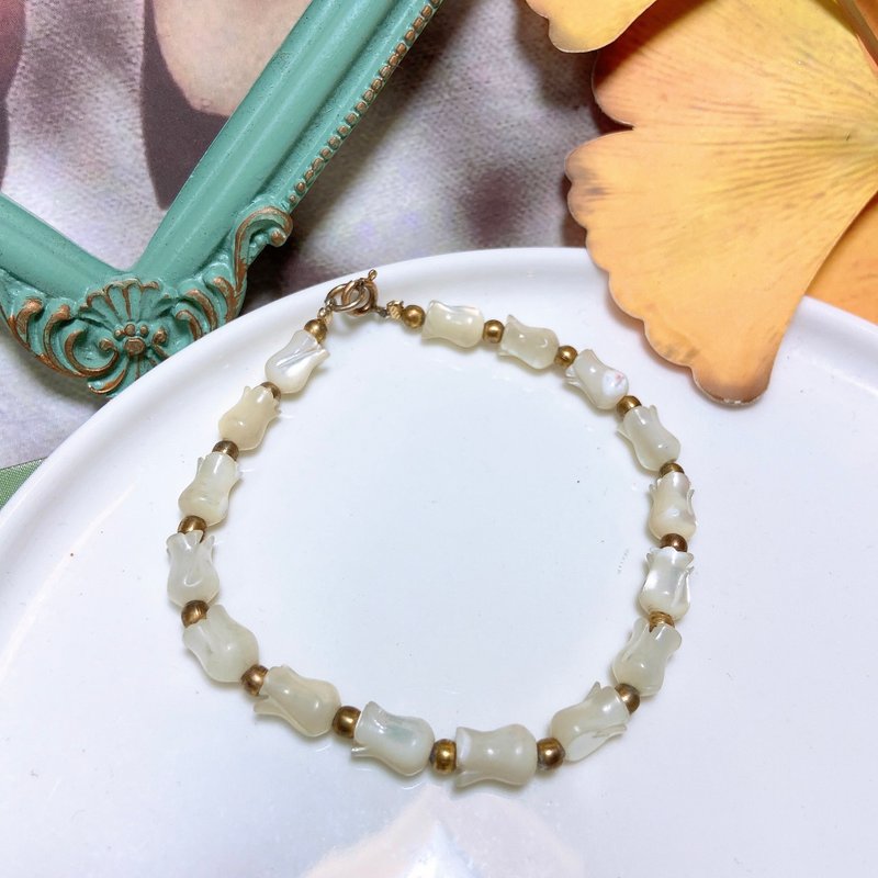 [Western Antique Jewelry] Unique sparkling natural mother-of-pearl handmade tulip carved bracelet - Bracelets - Precious Metals White