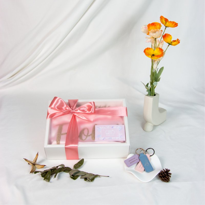 【客製結婚晨袍禮盒】妳的名子禮盒-晨袍+皮革鑰匙圈 - 睡衣/居家服 - 人造皮革 多色