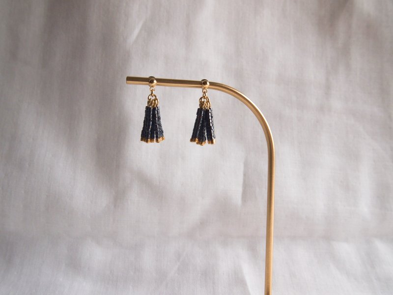 Fringe bead earrings [tiny] Metallic black gold - ต่างหู - วัสดุอื่นๆ สีดำ