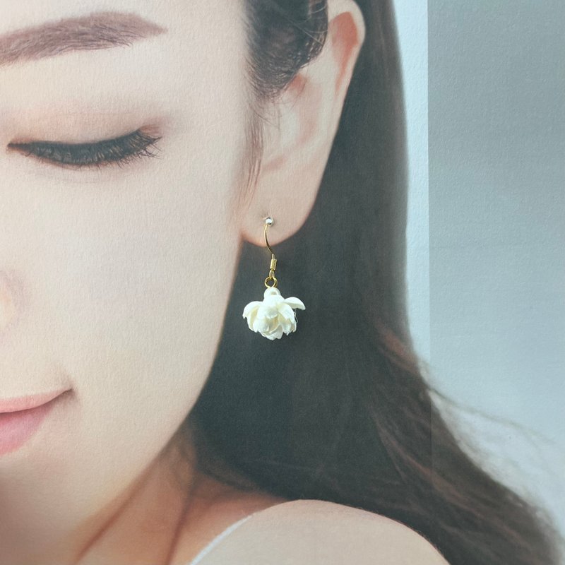 Cloe | Subtle Small White Flower Earrings - Earrings & Clip-ons - Resin White