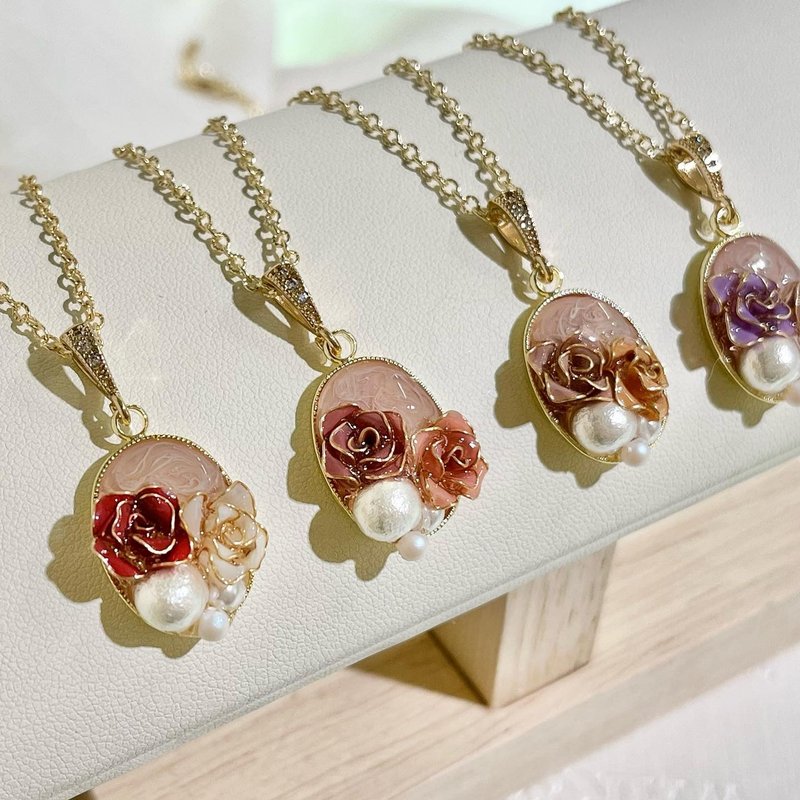 Retro rose necklace - customizable - handmade - 14k gold-plated accessories - Necklaces - Other Materials Red