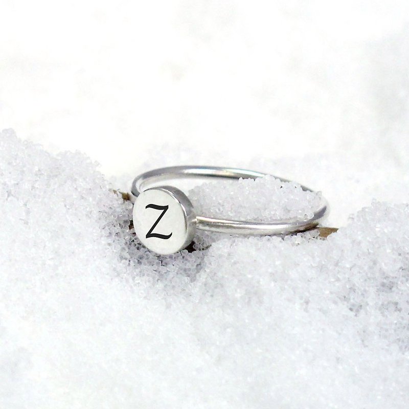 Small Round Ring Initials Round Sterling Silver Lettering Ring (Medium) - แหวนทั่วไป - เงินแท้ สีเงิน