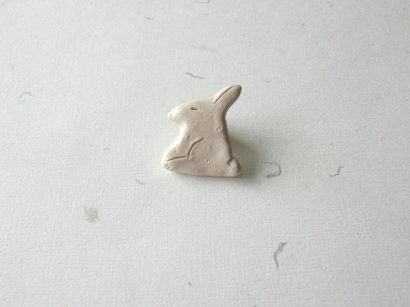 Rabbit Ceramic Brooch - เข็มกลัด - เครื่องลายคราม ขาว