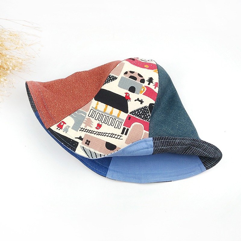 Calf Village calf Village handmade double-sided hat men and women sunshade features big brimmed / bendable / removable cap cute cartoon illustration Christmas practical gifts {Happy Little Red Island} 【H-417】 - หมวก - ผ้าฝ้าย/ผ้าลินิน สีแดง