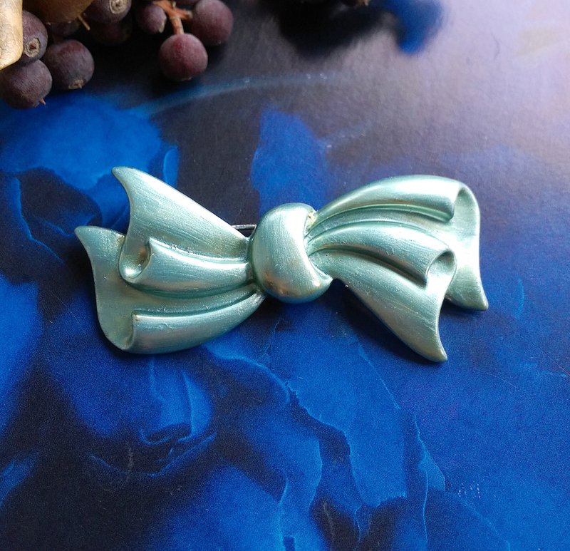 【アメリカン ウエスタン アンティーク ジュエリー】マットなアズールトーンのボウピンブローチ - ピンバッジ・ピンズ - その他の素材 ゴールド