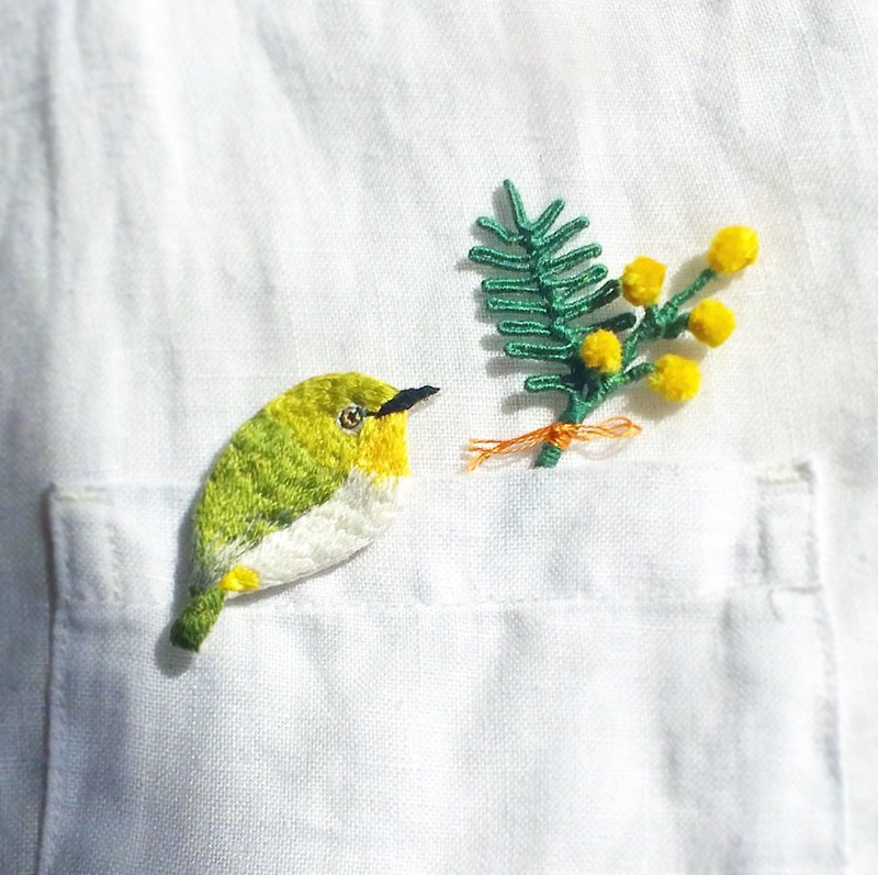 Green Eye Acacia Hong Kong Wild Bird Embroidered Brooch - เข็มกลัด - งานปัก สีเขียว