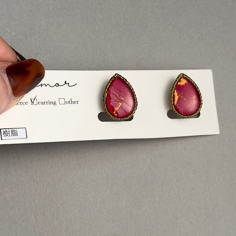 【1点のみ】アルコールインクアート　レッド　ドロップ　イヤリング　樹脂ノンホールピアス　ワンポイント　赤　雫　シンプル　推し色　人と被らない　世界で一つ - 耳環/耳夾/耳骨夾 - 樹脂 紅色