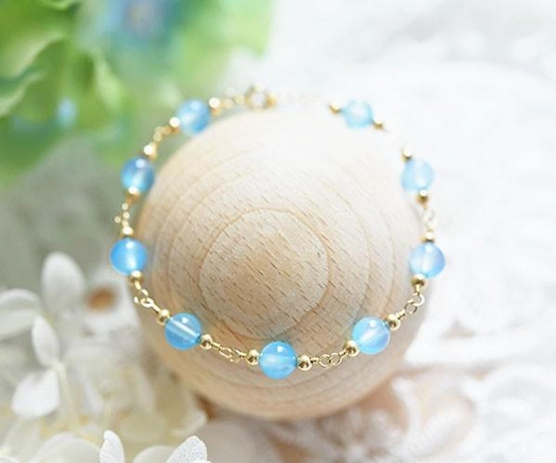 Chalcedony　bracelet　May birthstone 人との結びつきを象徴する石 スカイブルーカルセドニーのブレスレット　5月誕生石 - 手鍊/手鐲 - 其他金屬 藍色