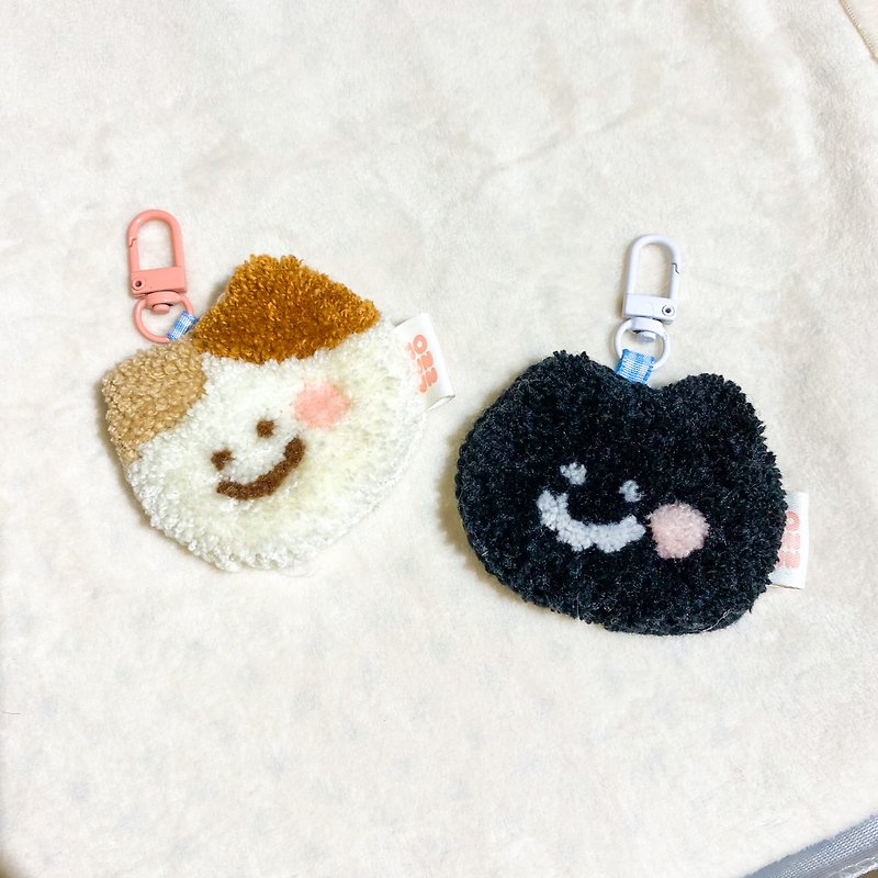【Mao Shen Shen】Black cat and white cat handmade cute little charm | Russian embroidery - พวงกุญแจ - ขนแกะ สีกากี