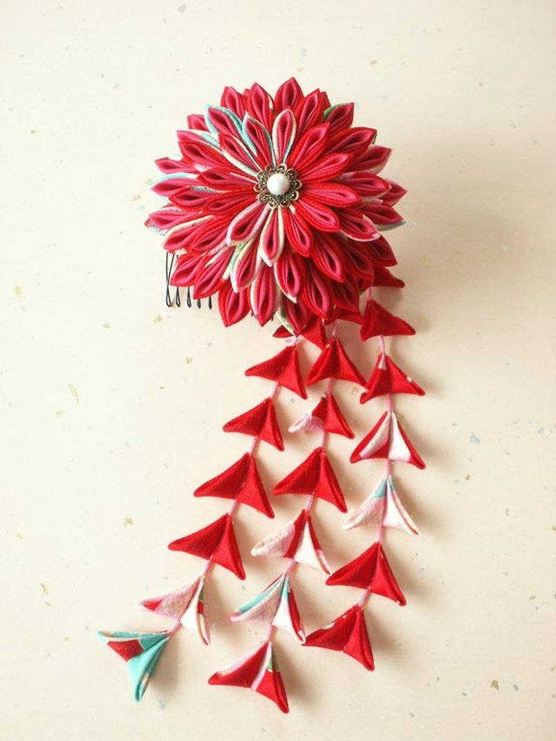 つまみ細工　古布で作った剣つまみの髪飾り〈赤〉　成人式にぴったり♪ - ヘアアクセサリー - その他の素材 レッド