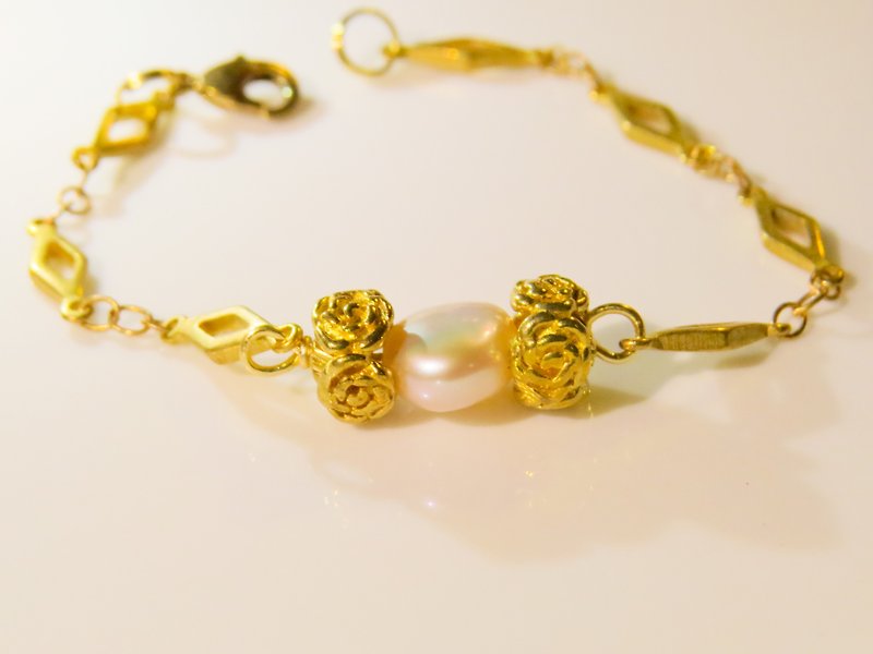 Wing Wing Hand-made jewelry, brass rose carved X freshwater pearl bracelet - สร้อยข้อมือ - โลหะ 