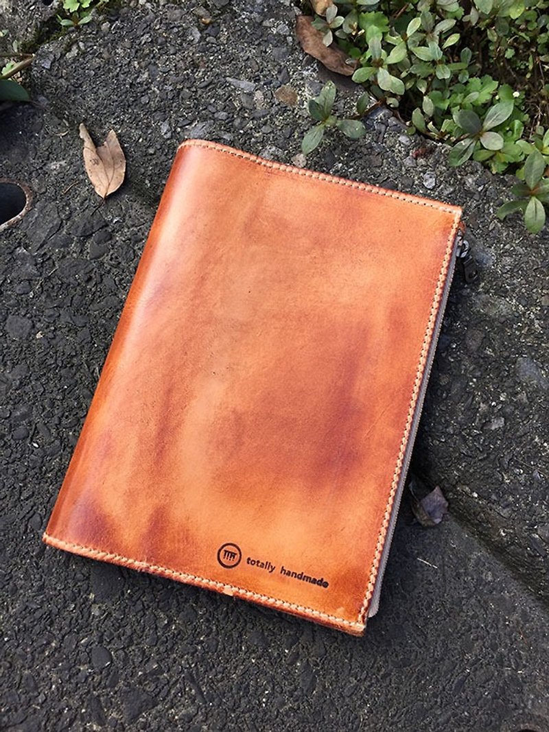New zipper book jacket/notebook cover/multifunctional book cover color: burnt coffee. -Vegetable tanned leather - Book Covers - Genuine Leather Brown