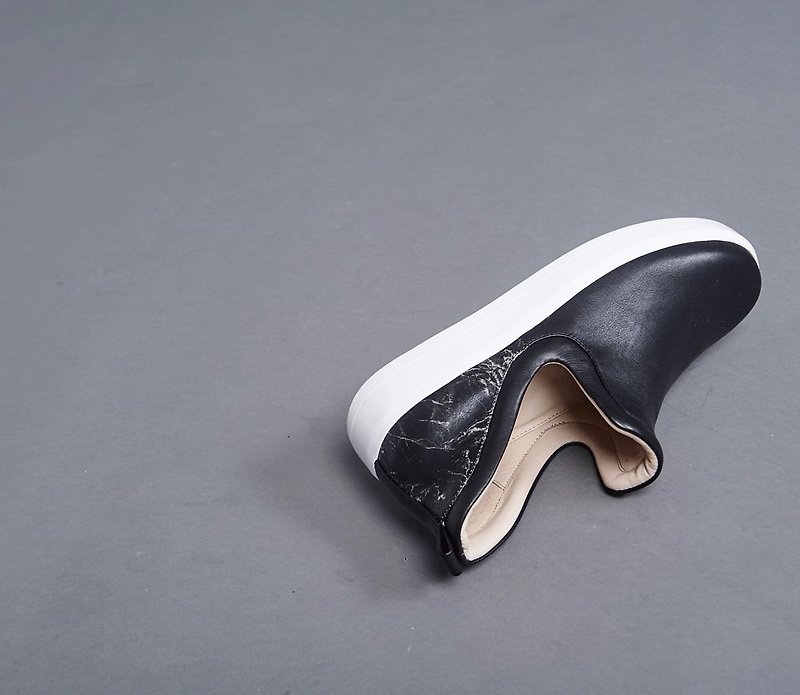 Side curved hollow hollow sole leather casual shoes black - รองเท้าลำลองผู้หญิง - หนังแท้ สีดำ