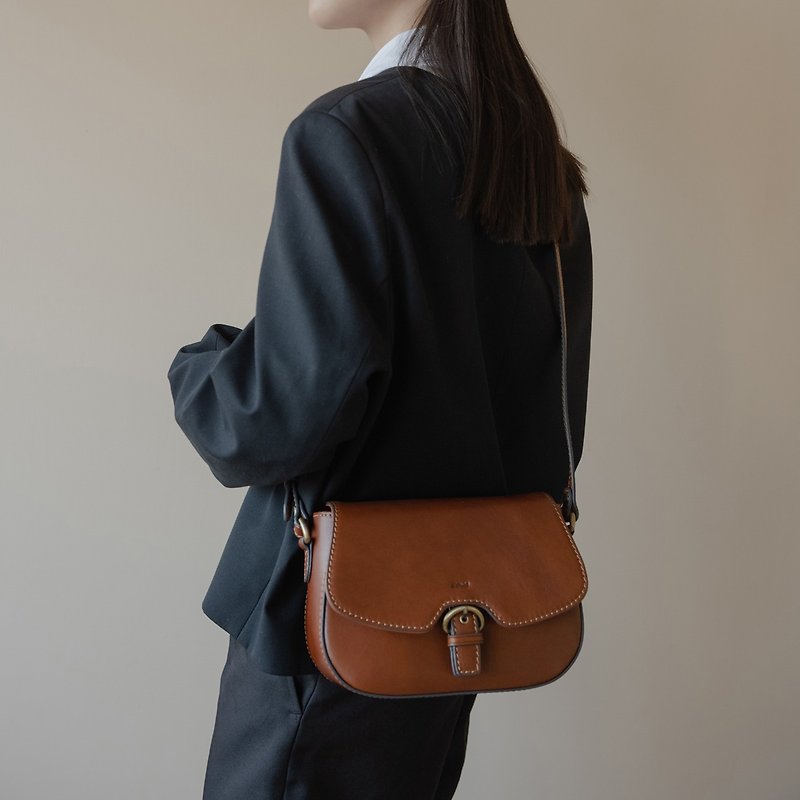 leather buckle leather shoulder bag - กระเป๋าแมสเซนเจอร์ - หนังแท้ สีนำ้ตาล