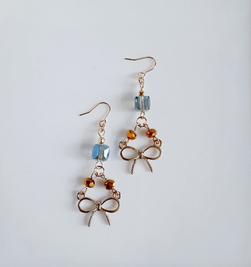 リボンチャームとガラスビーズの三角ピアス 玻璃珠 グレー お洒落 誕生日プレゼント アレルギー対応ピアスまたはイヤリングに変更可能 - 耳環/耳夾/耳骨夾 - 玻璃 灰色