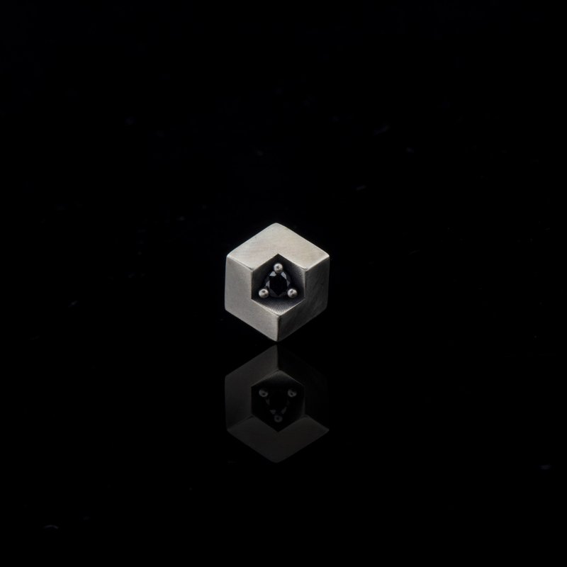 Bangkok - Black Diamond and 925k Oxidized Sterling Silver Stud Earring - 耳環/耳夾/耳骨夾 - 半寶石 