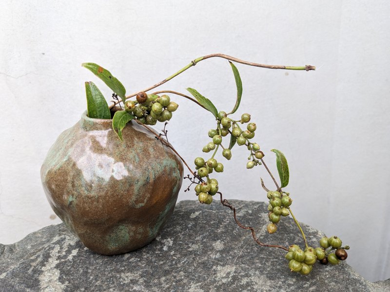 小口圓身石榴小花瓶 - 花瓶/花器 - 陶 卡其色