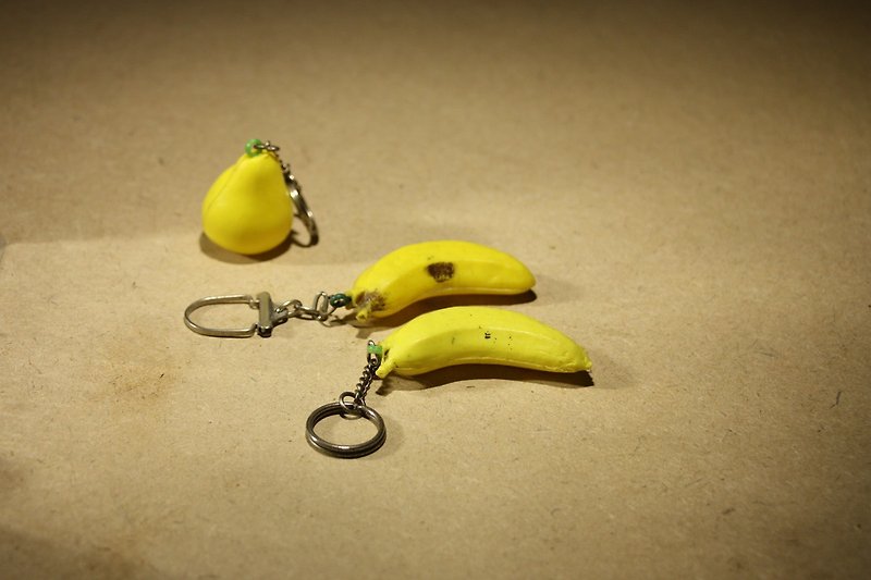 Purchased from the Netherlands in the middle of the 20th century, the old antique key ring only has the shape of a pear - Keychains - Plastic Yellow