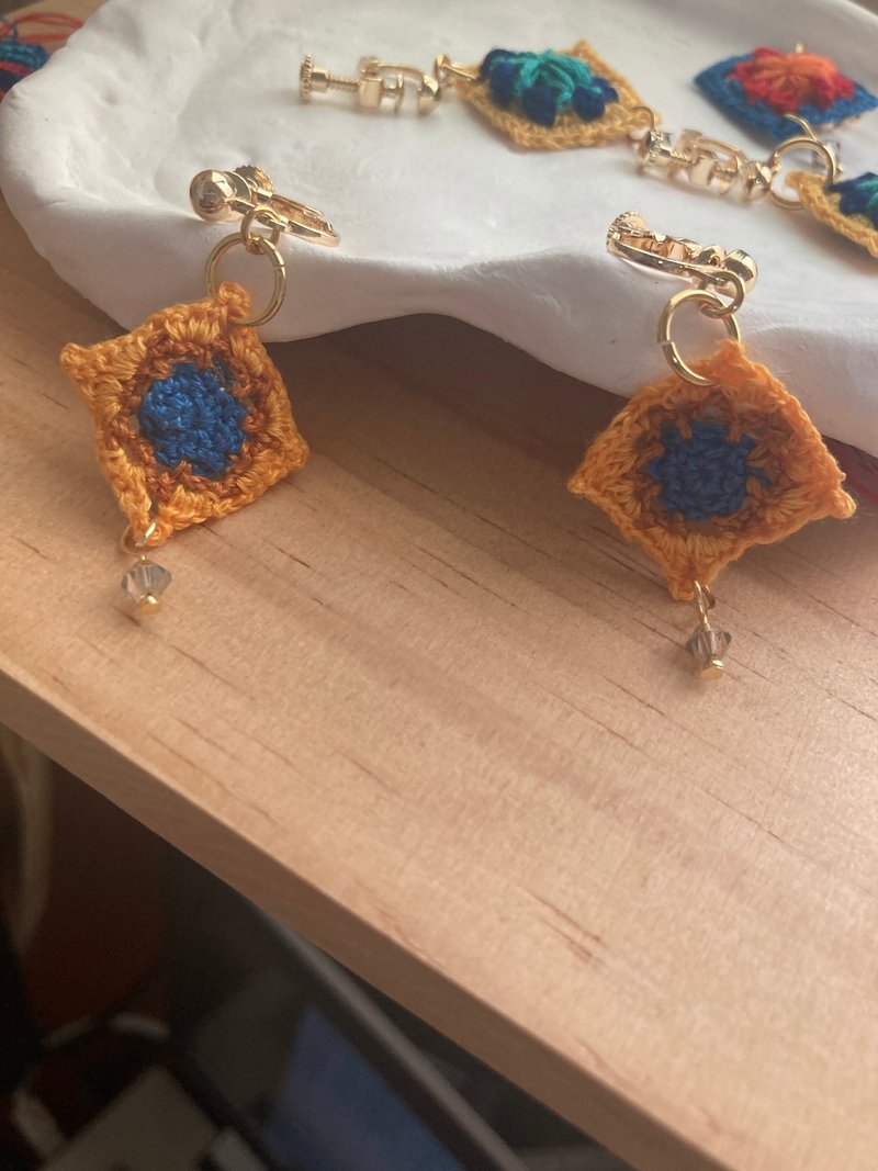 [Handmade Jewelry Series] Crocheted Mini Granny Moroccan A Clip-On Earrings - Earrings & Clip-ons - Thread Blue