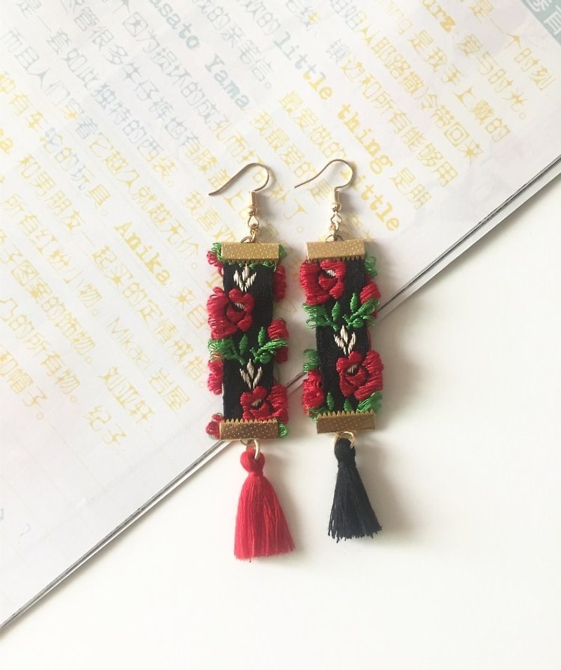 magichands hand-made earrings ear clip roses (black) - Earrings & Clip-ons - Cotton & Hemp Black