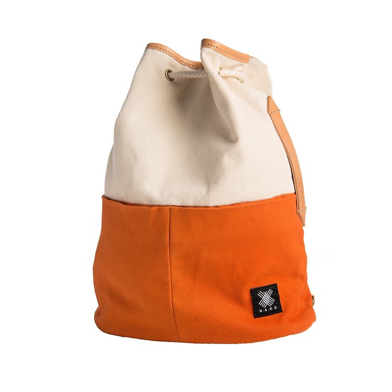 新品上市 禮物 帆布 牛皮 休閒 帆布後背包  H.A.N.D VOYAGE 橙白色 - 背囊/背包 - 棉．麻 