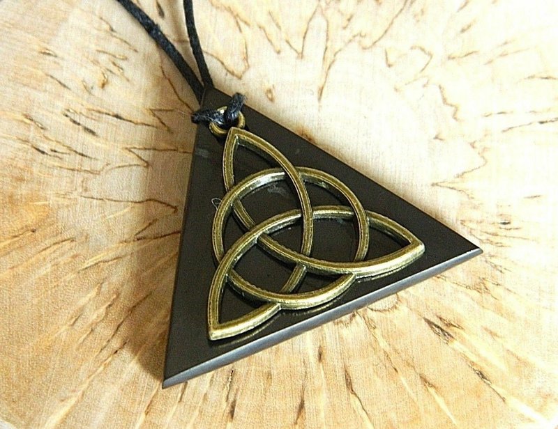 Shungite pendant, triangle necklace, magic node jewelry, healing stone - 項鍊 - 石頭 黑色