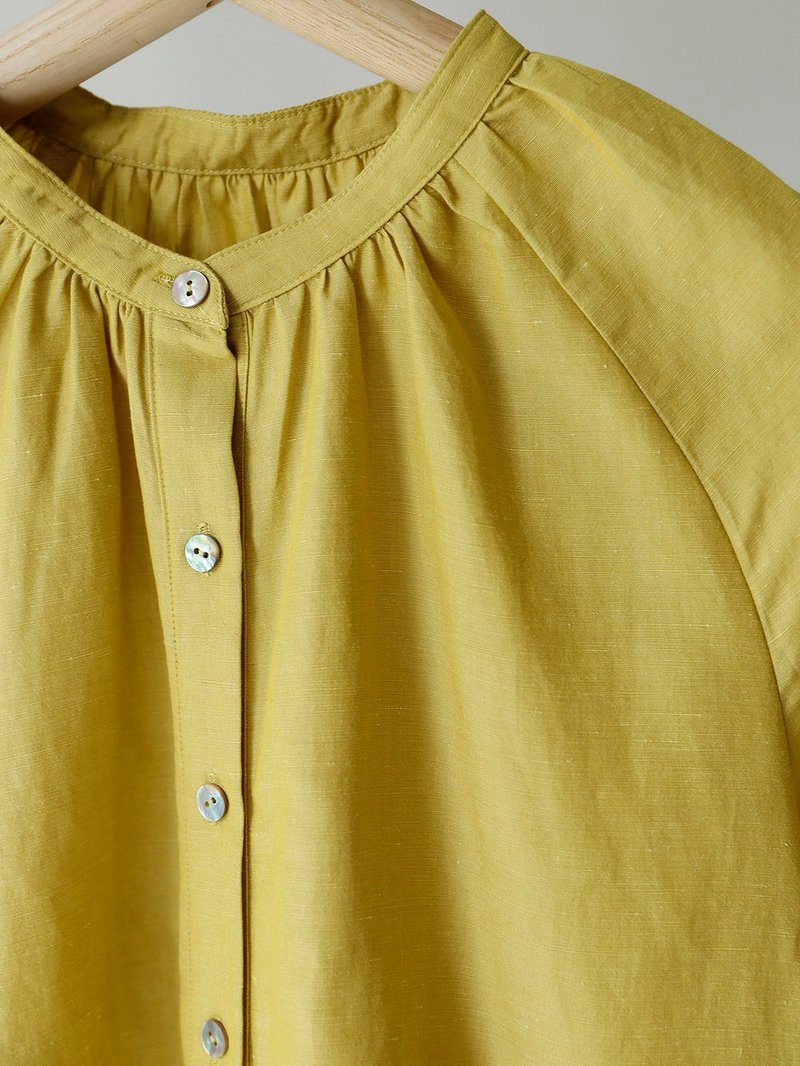 Ginkgo Yellow Sand Washed Linen Shirt with Shirred Stand Collar - เสื้อผู้หญิง - ผ้าฝ้าย/ผ้าลินิน สีเหลือง