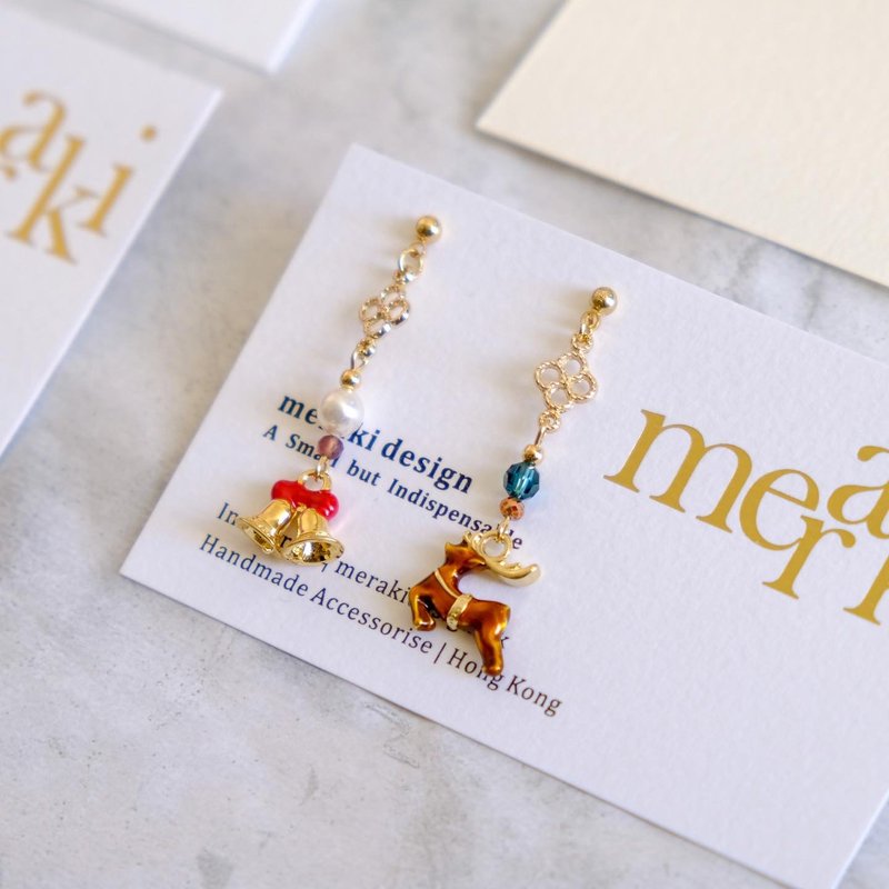 Deer Hidden | Fawn and Bells Enamel Enamel Dangle Earrings | Christmas Decoration Japanese Material - ต่างหู - โลหะ สีทอง