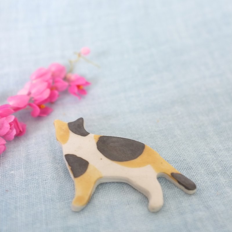  Three color cat / ceramic brooch / handmade - Brooches - Pottery White