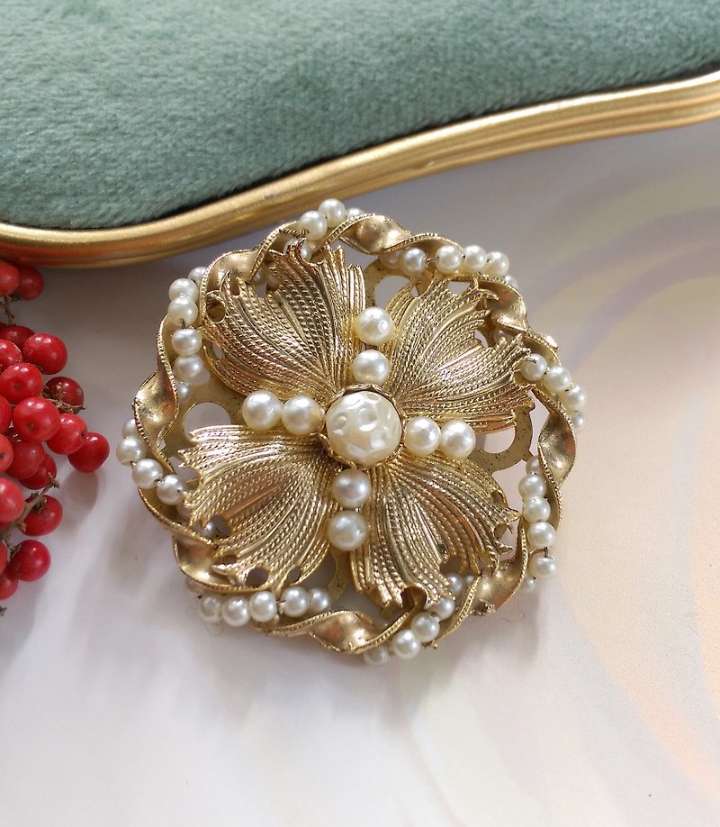 Western antique jewelry. Revolving ball elegant pearl flower-shaped pin - เข็มกลัด/พิน - โลหะ สีทอง