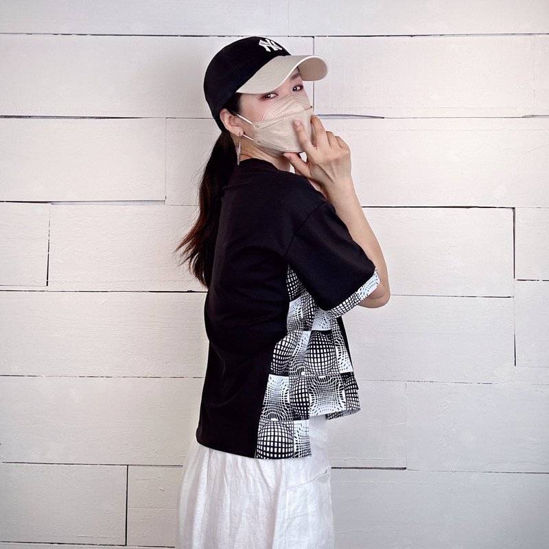 Black and white grid - short front and long back T with different materials #T1339 - เสื้อยืดผู้หญิง - ผ้าฝ้าย/ผ้าลินิน สีดำ