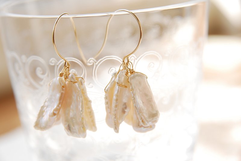 Biwa pearl bunch-like earrings (14kgf) - Earrings & Clip-ons - Gemstone White