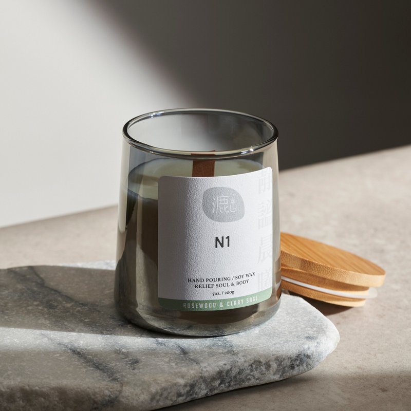 Roll N1 Quiet Dawn Herbal Wooden Rosewood & Sage Natural Essential Oil Soy Wood Core Scented Candle - เทียน/เชิงเทียน - ขี้ผึ้ง สีเทา