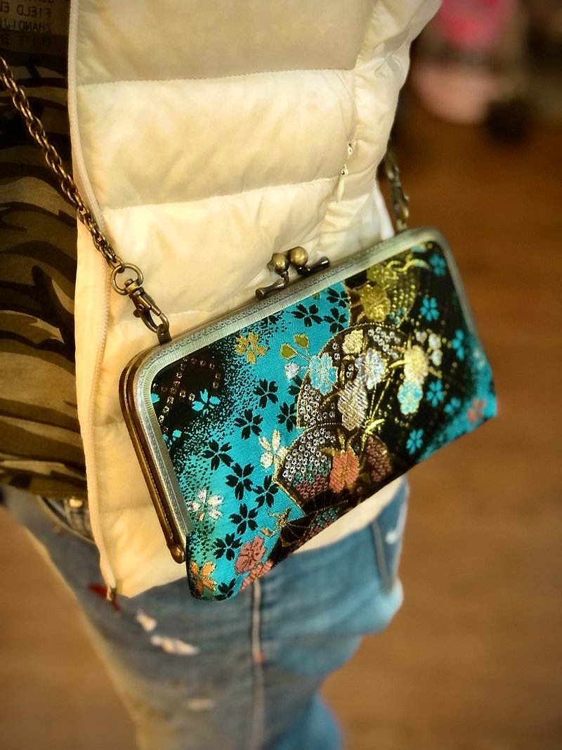 台湾製の多機能ロングクリップ、ショルダーバック、クロスバック、金色のバッグを手に - 財布 - シルク・絹 多色