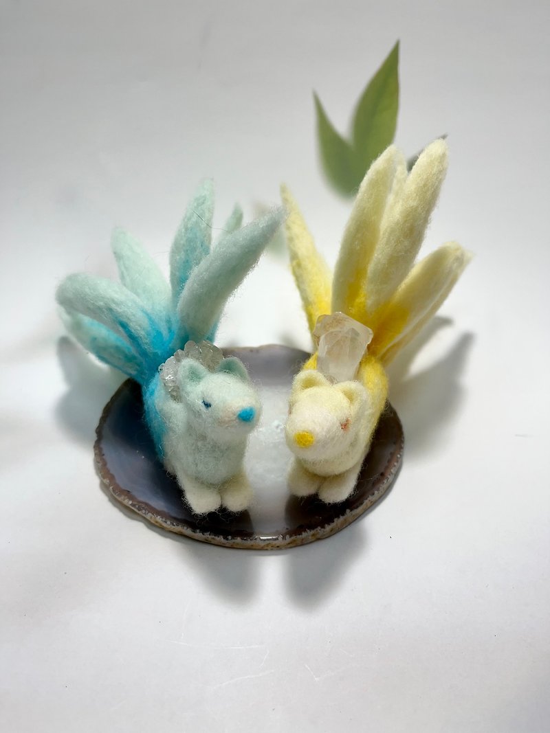 A pair of cute crystal nine-tailed foxes - Items for Display - Wool Yellow