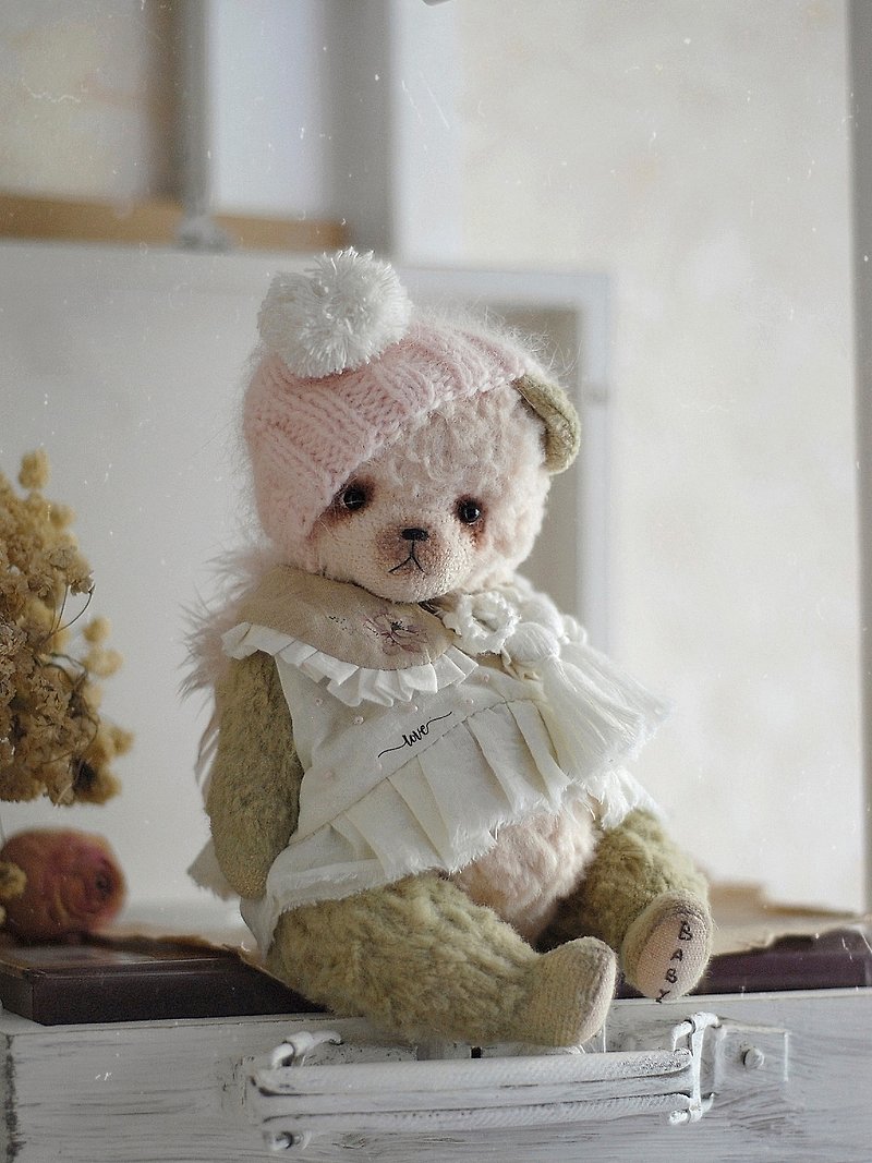 Interior teddy bear Bella Handmade OOAK - ตุ๊กตา - วัสดุอื่นๆ หลากหลายสี