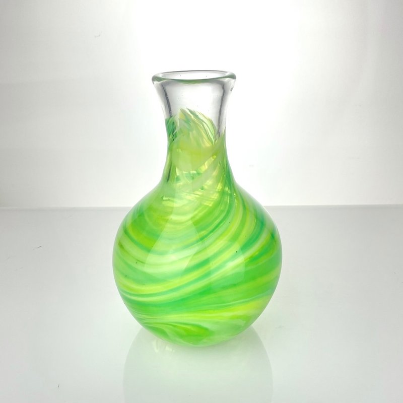 グリーンの手作りガラス花器は純粋に手吹きで作られています - 花瓶・植木鉢 - ガラス グリーン