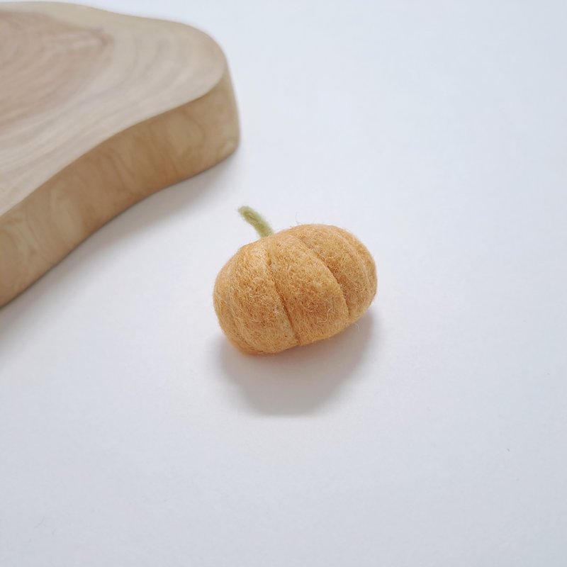 An ordinary pumpkin pin - เข็มกลัด - ขนแกะ สีส้ม