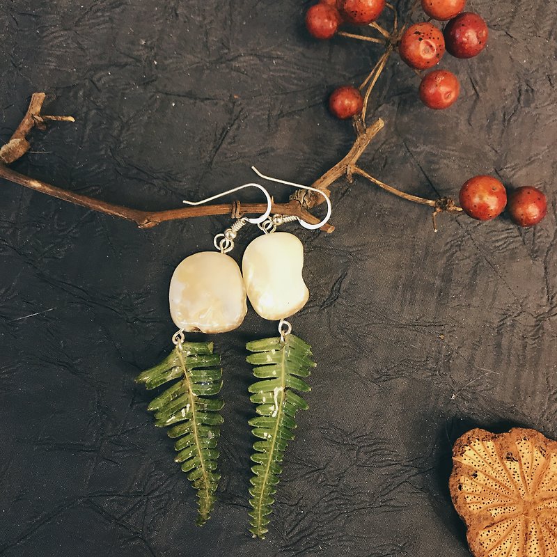 Real flower ornaments. .*Square shell x fern earrings. .*Clip-on - Earrings & Clip-ons - Plants & Flowers Green