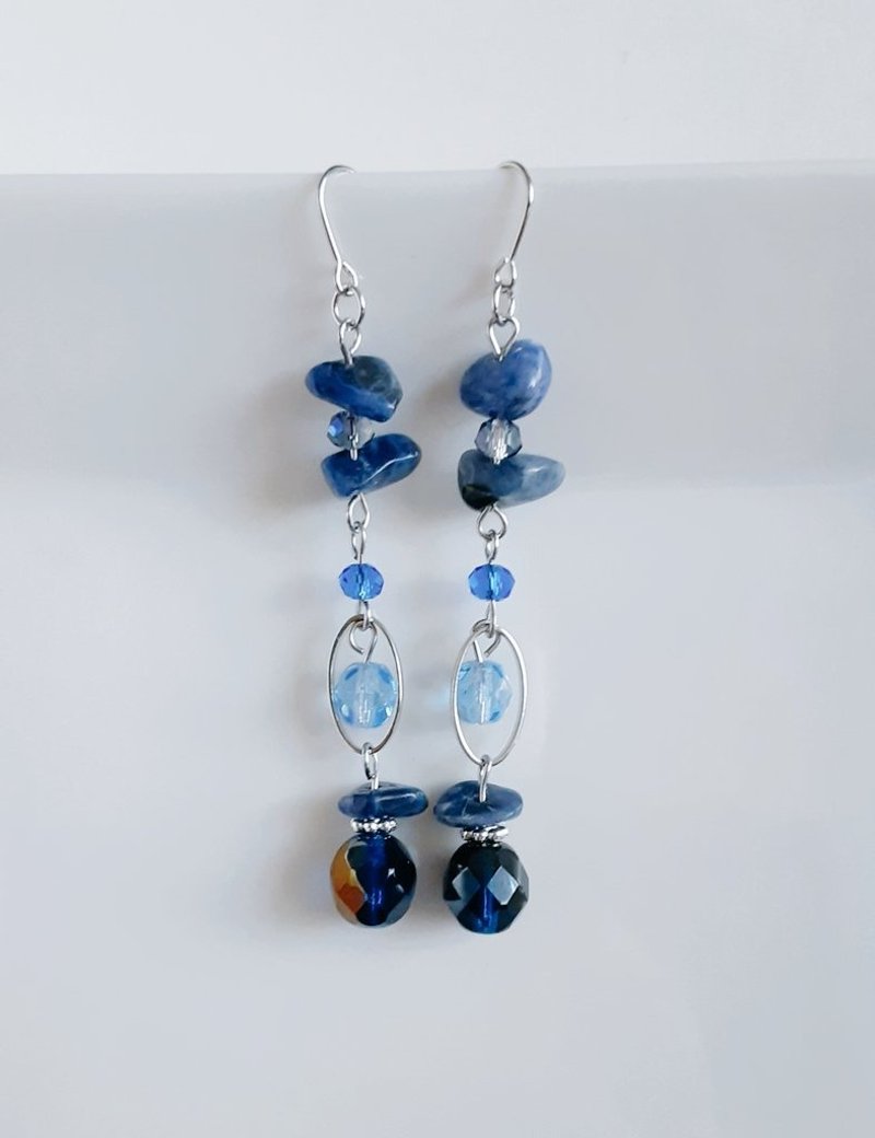 ソーダライトとオーバルフープとチェコビーズのピアス 天然石 青色 プレゼント 揺れるデザイン ファッションアイテム アレルギー対応ピアスまたはイヤリング変更可能 - 耳環/耳夾/耳骨夾 - 半寶石 藍色