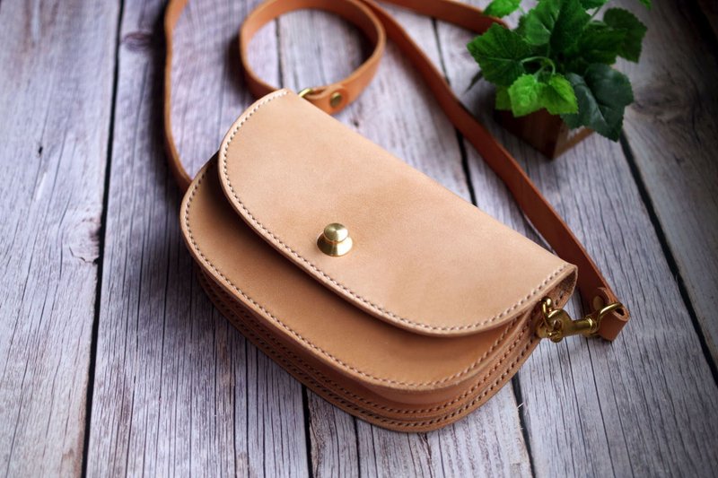 Genuine leather saddle leather smartphone size shoulder bag made to order - Messenger Bags & Sling Bags - Genuine Leather White