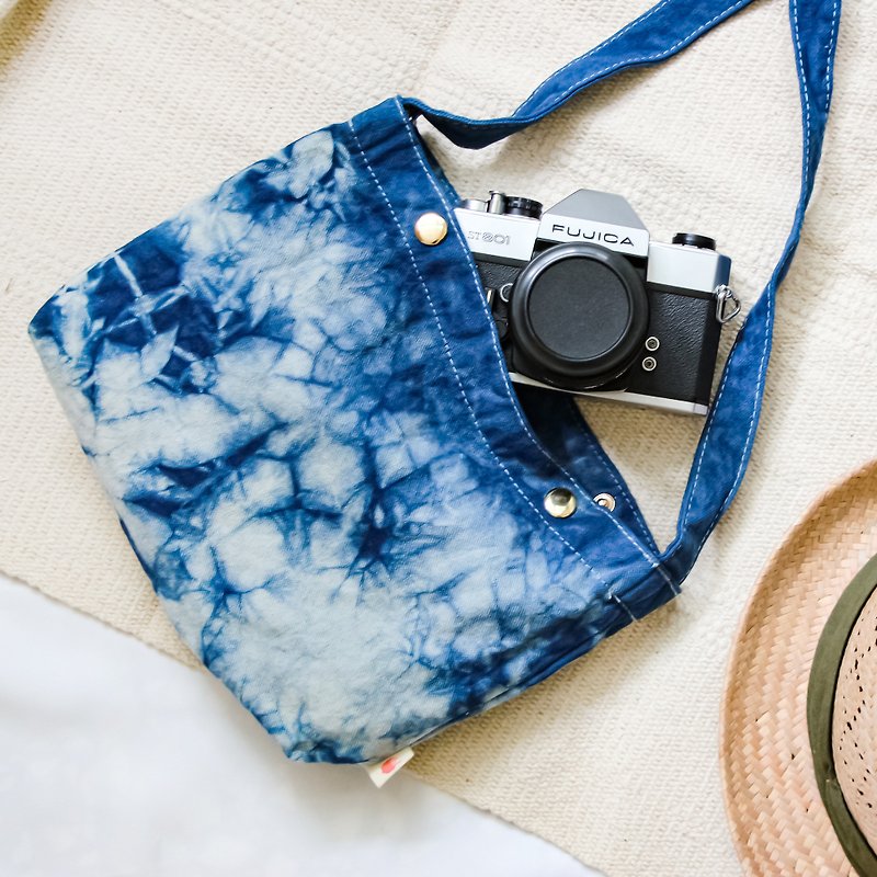 Vegetable Dyeing Series - Blue Dyeing Cloud Dyeing Canvas Side Bag - กระเป๋าแมสเซนเจอร์ - ผ้าฝ้าย/ผ้าลินิน สีใส