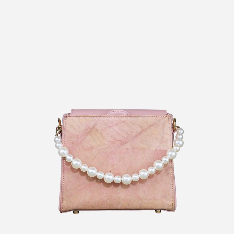 กระเป๋าสะพายพร้อมสายไข่มุก รุ่น Pearl - สีชมพู  斜背包/ 單肩包 粉色 - กระเป๋าถือ - พืช/ดอกไม้ สึชมพู