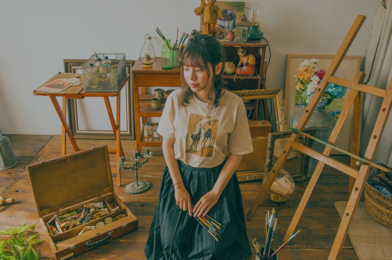 似曾相識-米色 - 女 T 恤 - 棉．麻 卡其色