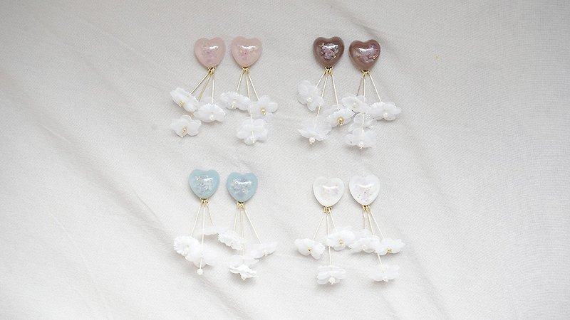 Pierce 雑 goods - love and fluttering light flowers - Earrings & Clip-ons - Silicone Khaki