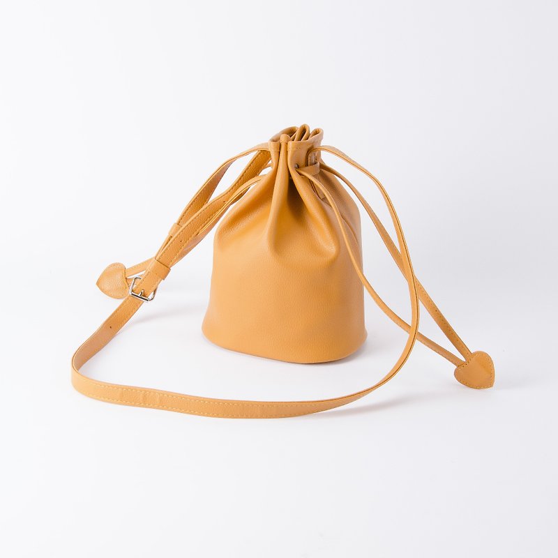 Candy style small bucket bag with drawstring top, portable and shoulder-carrying Candy brown / milk candy - กระเป๋าแมสเซนเจอร์ - หนังเทียม สีส้ม