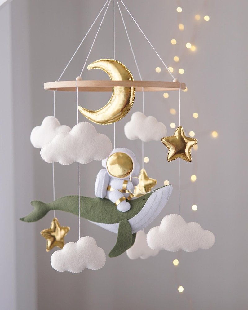 Astronaut and whale neutral mobile. Baby shower gift. Nursery crib toys - เครื่องประดับ - ขนแกะ 