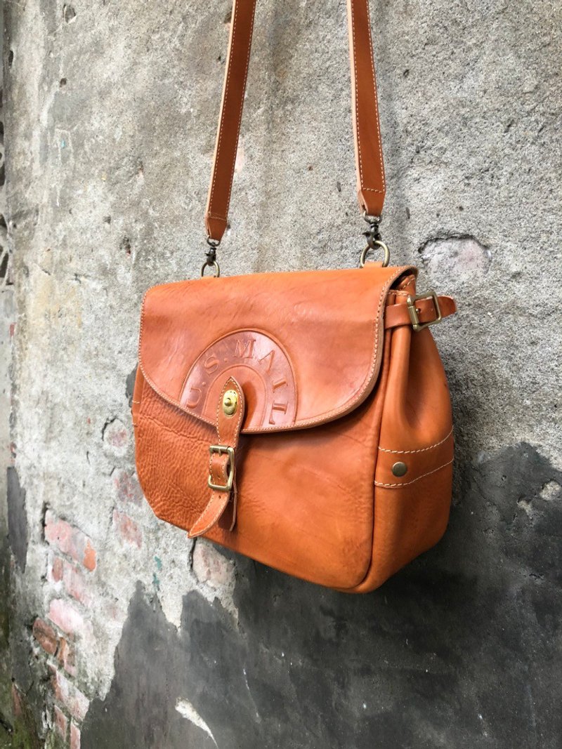 Retro Messenger Bag / Crossbody Bag Size:L Vegetable Tanned Cow Leather - Messenger Bags & Sling Bags - Genuine Leather Brown