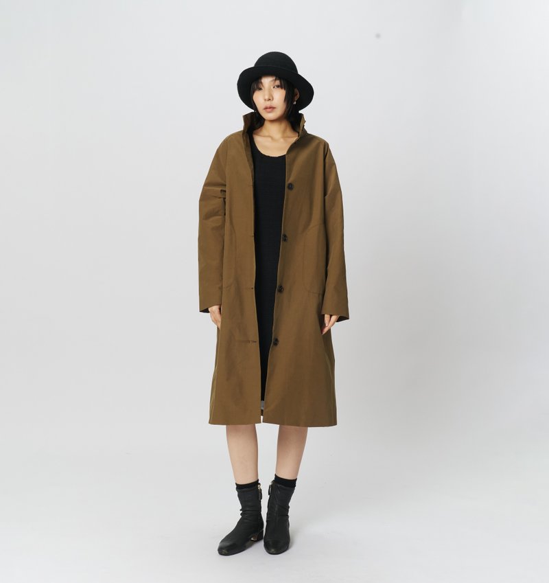 優雅立領長版風衣外套 深卡其色 防潑水 - 女大衣/外套 - 聚酯纖維 卡其色