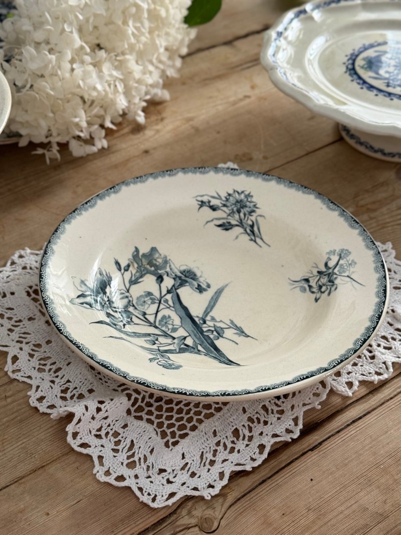 40650-Elegant French Antique Flower Plate model provençal 23cm - จานและถาด - เครื่องลายคราม 